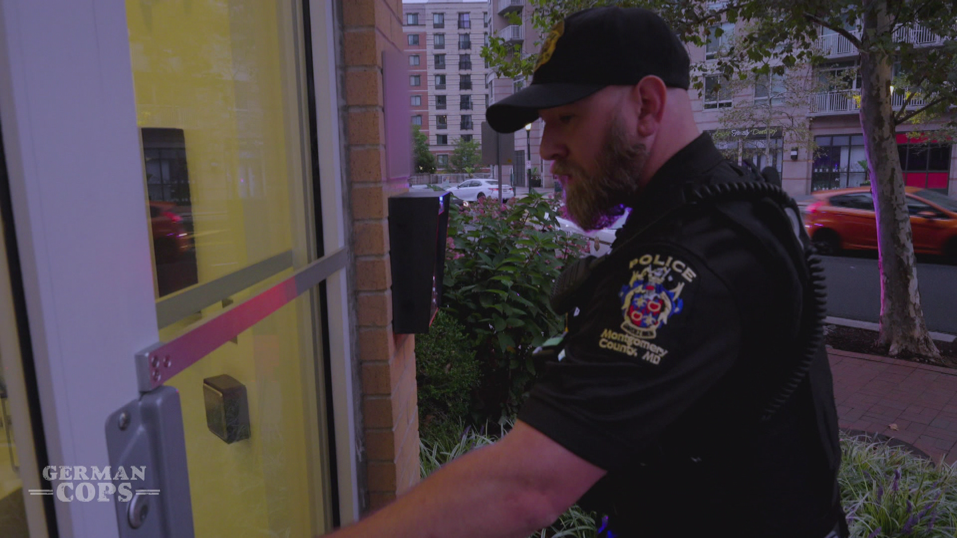Eskalierter Beziehungsstreit - German Cop Jeff muss eingreifen