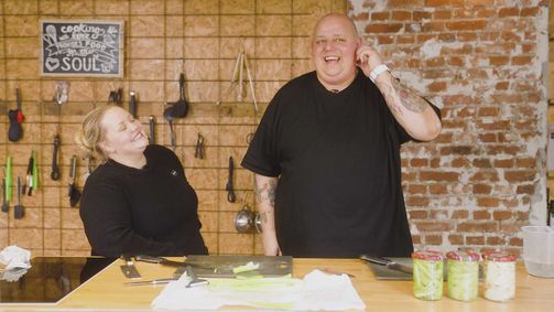 DINNER DUELL DINNER DUELL - 03. STAFFEL Folge 3: Bernd packt die Weihnachtsklassiker aus