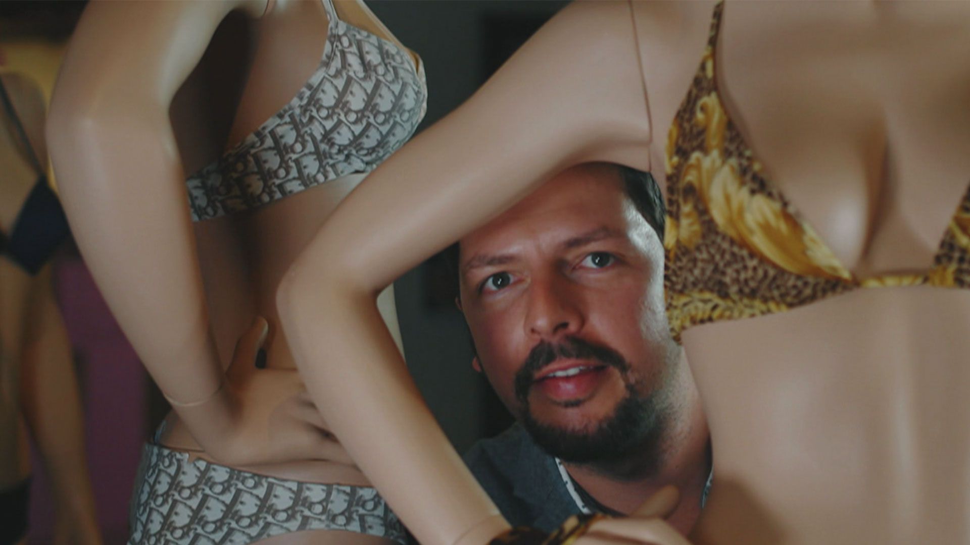 Welches freizügige Geheimnis hütet dieser Mann?