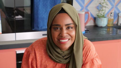 Nadiya's Simple Spices - Die Magie der Aromen Nadiya's Simple Spices - Die Magie der Aromen Folge 1: Feel-Good-Gerichte