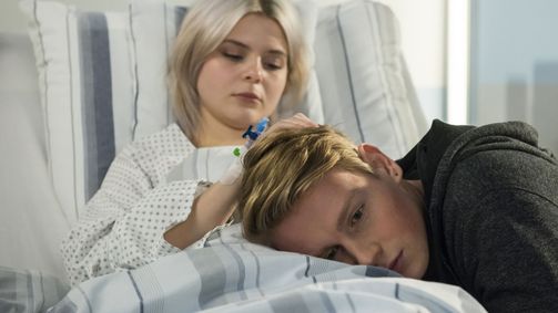 In aller Freundschaft - Die jungen Ärzte In aller Freundschaft - Die jungen Ärzte Folge 13: Auf Anfang