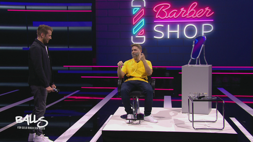 Balls - für Geld mache ich alles Balls - für Geld mache ich alles Folge 6: Auf einem Rinderauge kauen & Schamhaare eines Fremden als Bart ankleben