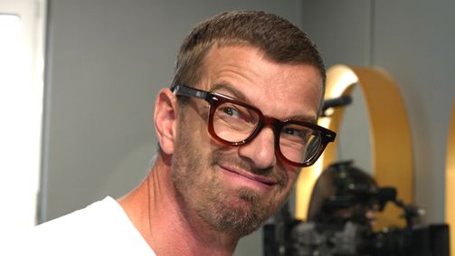 Salon Joko & Klahaars Salon Joko & Klahaars Folge 2: Joko wird ins kalte Wasser geworfen