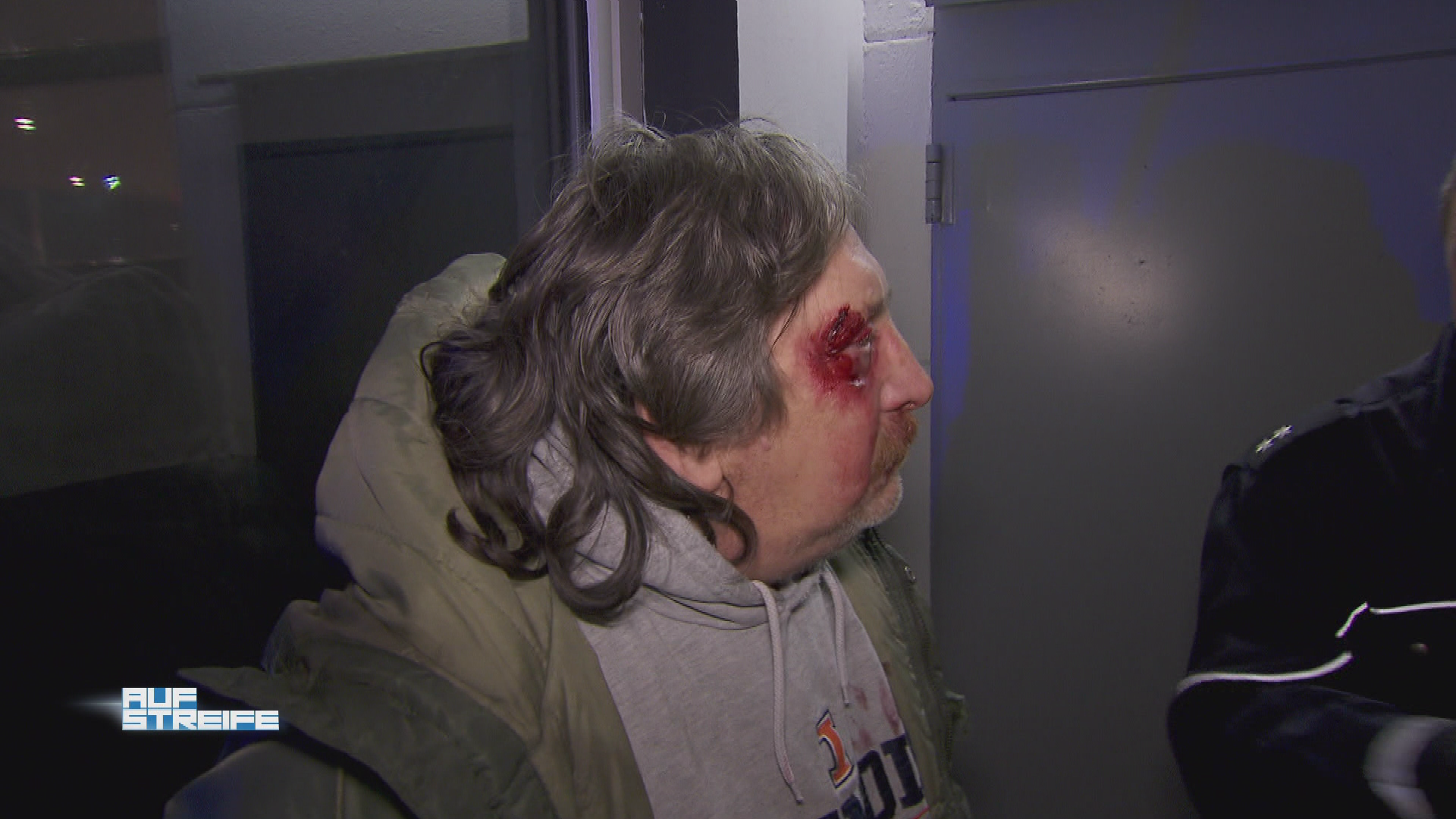 Zwei Männer verprügeln Pfandsammler