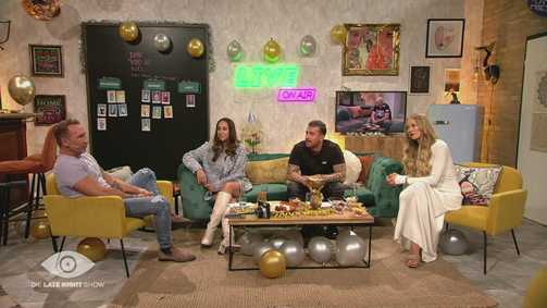 Promi Big Brother - Die Late Night Show Promi Big Brother - Die Late Night Show Folge 1: Late Night Show: Zum Staffelauftakt packen Jenny Elvers und Gigi Birofio aus!