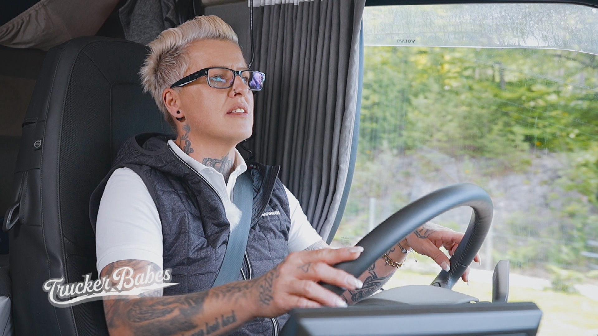 Eng, enger, Österreich: Jana schlängelt sich durch die Serpentinen