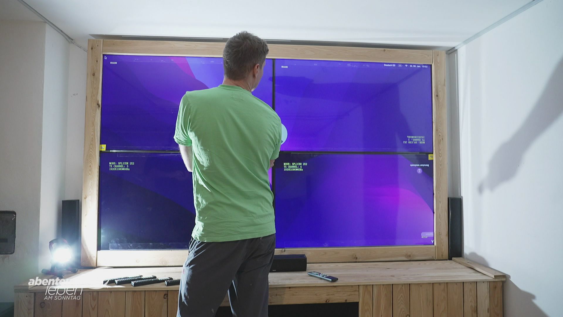 Heimkino für echte Kerle - eine Leinwand aus vier Fernsehern