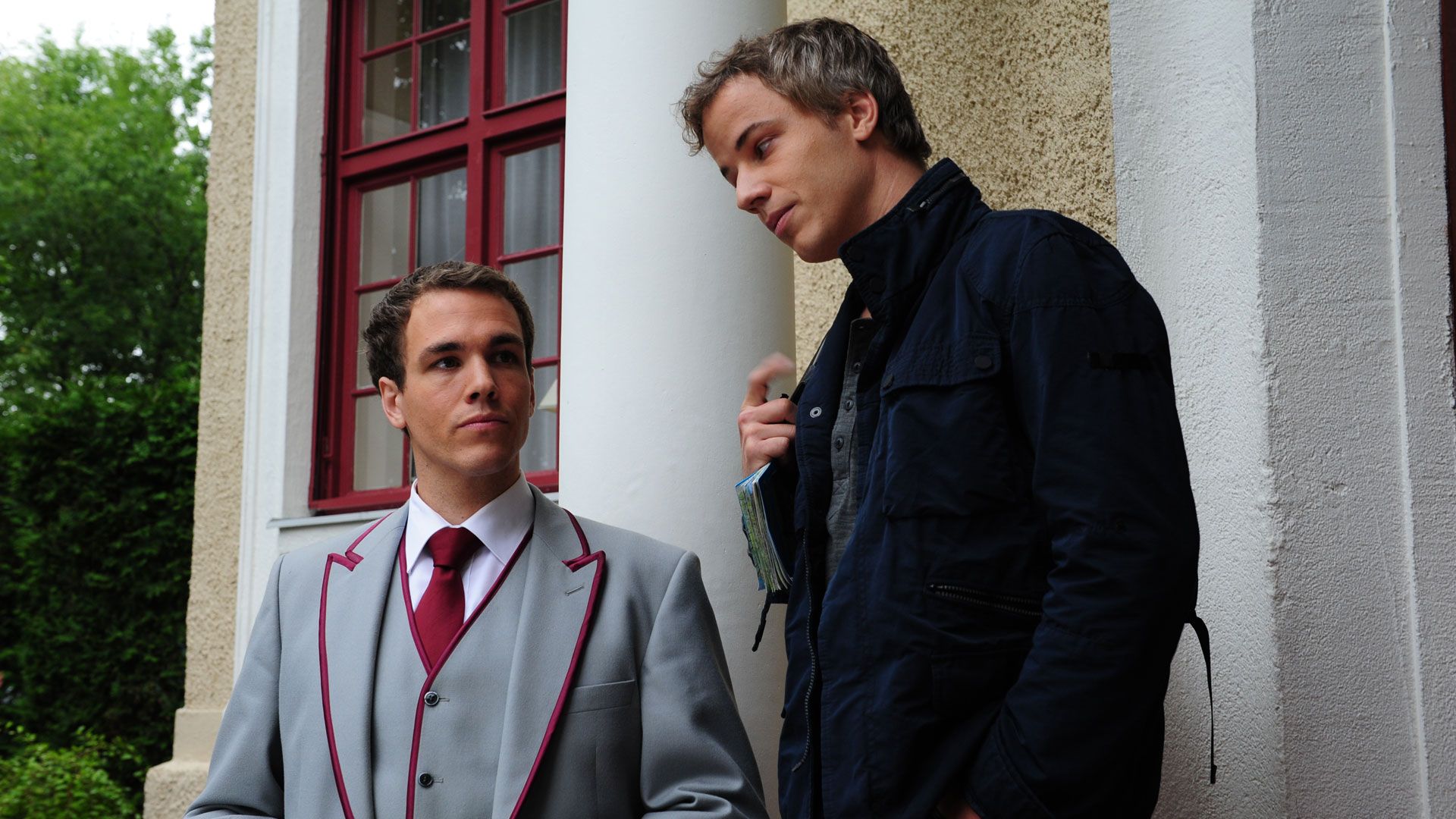 Kira sieht Martin als Pfarrer