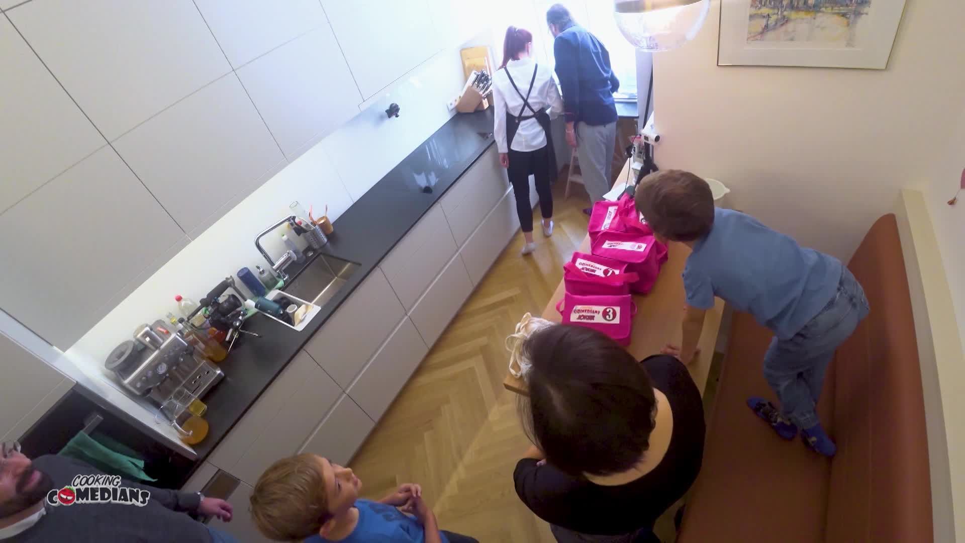 Staffel 01 Folge 01: Aus Küche wird Bühne