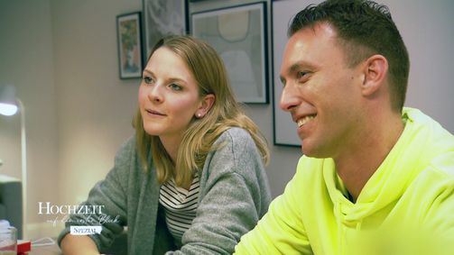 Hochzeit auf den ersten Blick - Spezial Staffel 1 Folge 4: Die Paare gehen bei einem Spieleabend auf Tuchfühlung