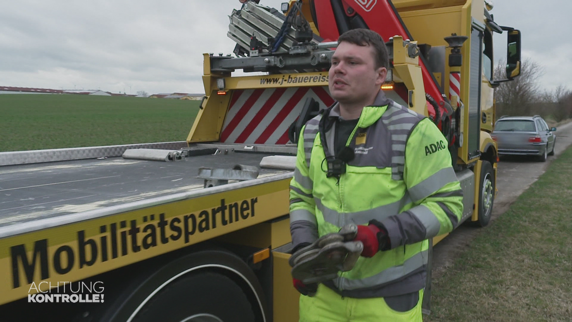 Pannen-LKW blockiert die Autobahn – Schwerstarbeit für den Abschlepper