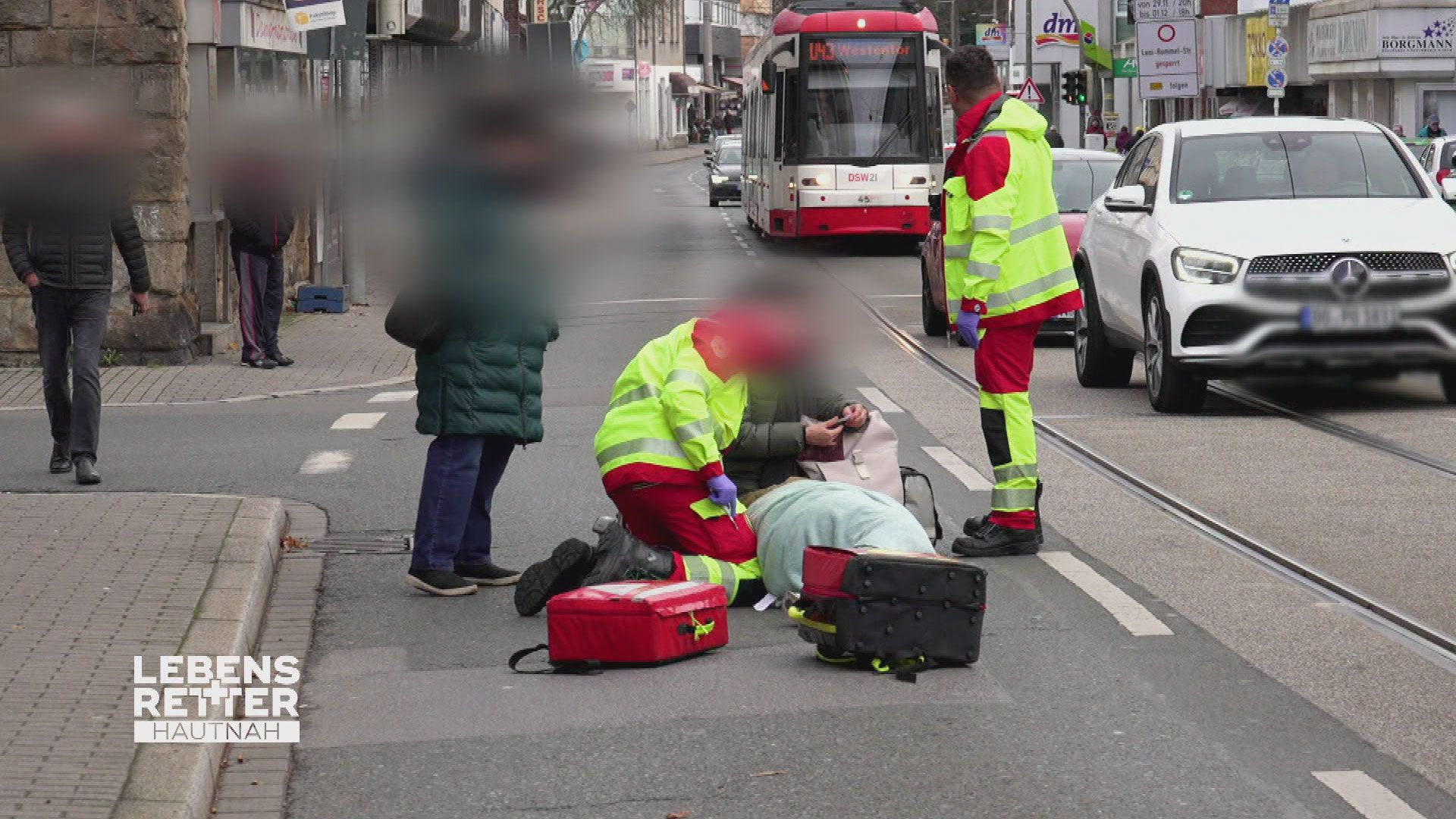 Einsatzgebiet Dortmund: Ältere Person von Straßenbahn erfasst