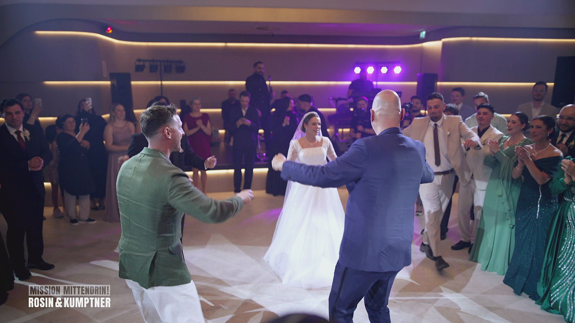 Mittendrin: Frank und Alex tanzen als Gäste auf einer türkischen Hochzeit