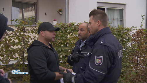Auf Streife Auf Streife Folge 7: Nazis belästigen Türkin