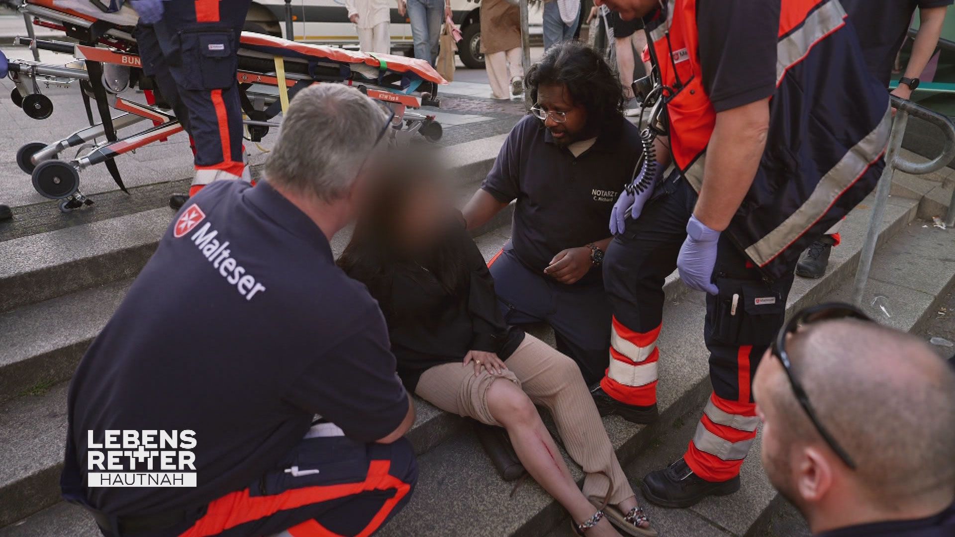 Einsatzgebiet Essen: Treppensturz beim Stadtfest mit schwerer Knieverletzung