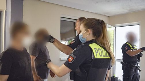 110 Notruf Deutschland - Polizei im Einsatz 110 Notruf Deutschland - Polizei im Einsatz Folge 2: Schlägerei im sozialen Brennpunkt