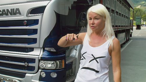 Trucker Babes - 400 PS in Frauenhand Trucker Babes - 400 PS in Frauenhand Folge 1: Äpfel und Birnen auf Abwegen: Lissys herausfordernde Tour durch Norditalien
