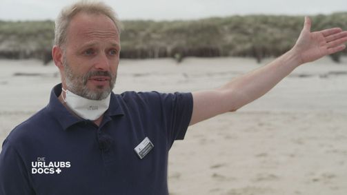 Die Urlaubs-Docs Die Urlaubs-Docs Folge 1: Wangerooge: Person im Wasser treibt ab