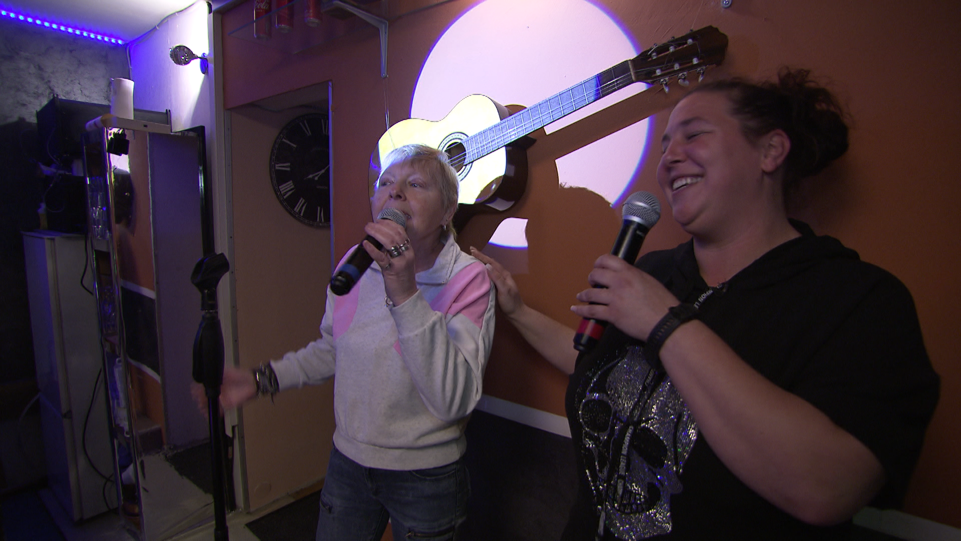 Rote Lippen in der Karaokebar