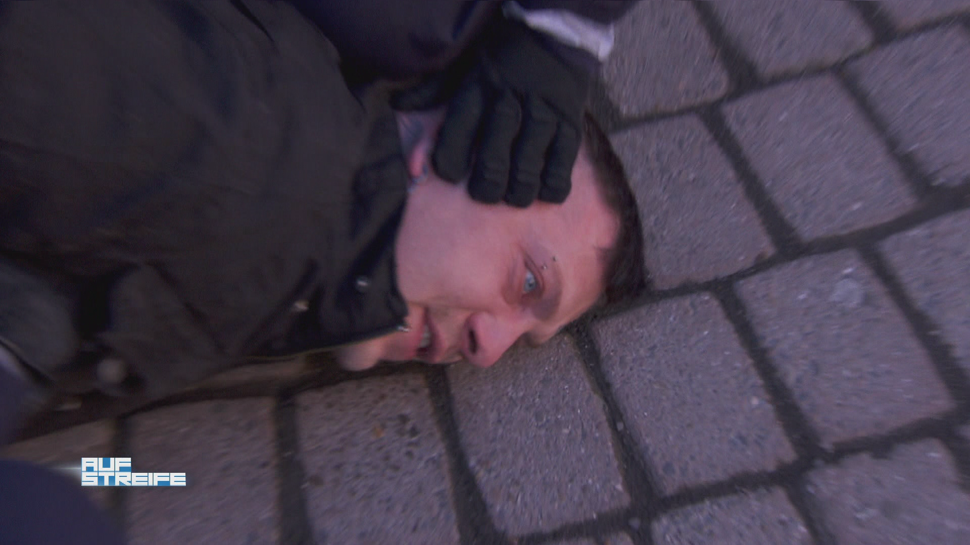 Heinrich Himmler geht auf Passanten los