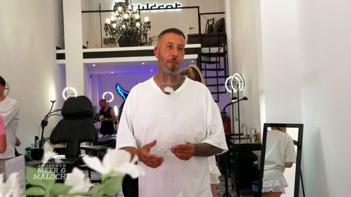 Zwischen Meer und Maloche - Arbeiten, wo andere Urlaub machen Zwischen Meer und Maloche - Arbeiten, wo andere Urlaub machen Folge 5: Tattoo-Träume unter Druck: Personalmangel und Geldsorgen auf Ibiza