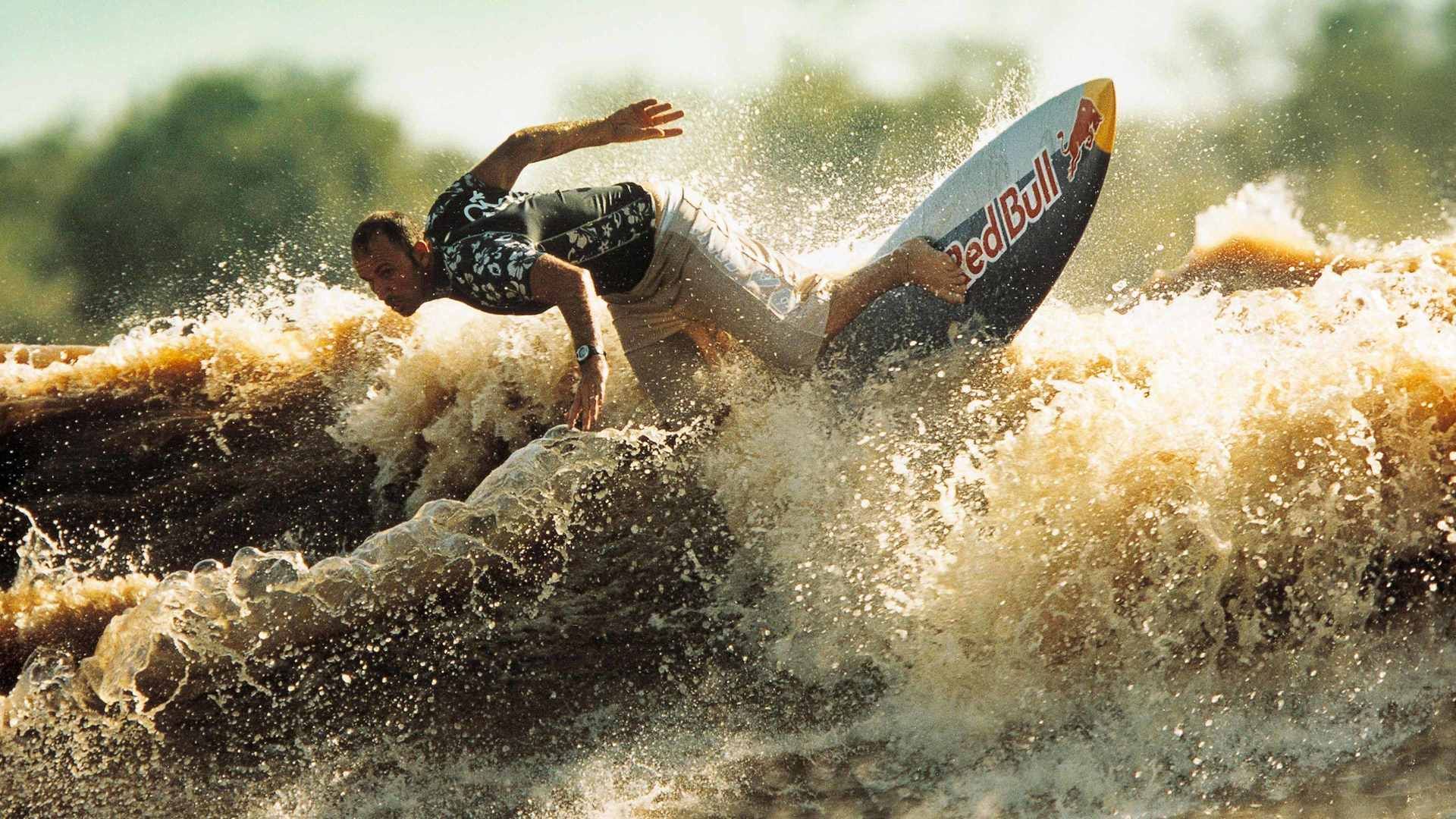 Big-Wave-Surfer auf der Pororoca