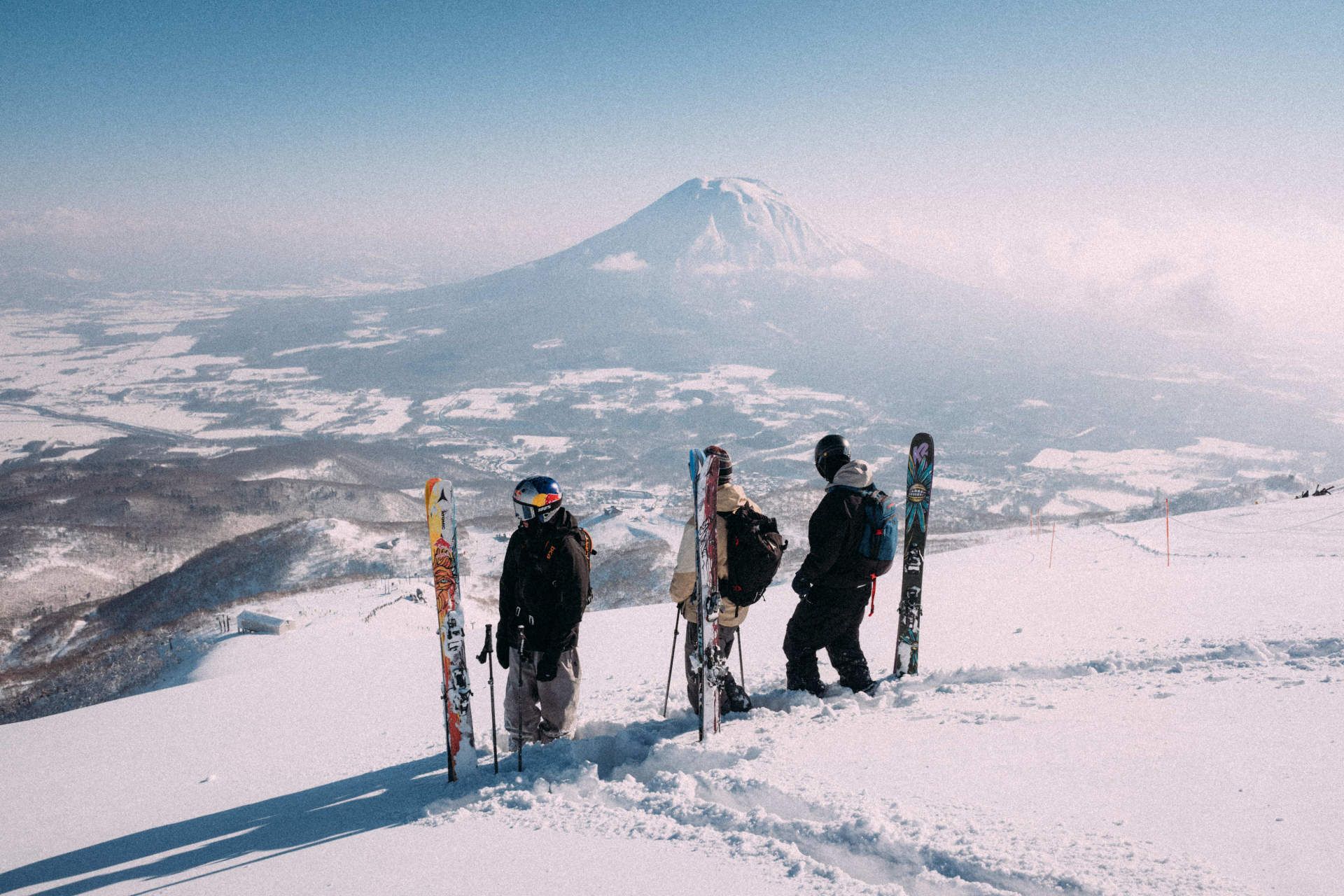 Wintersport: Freestyle-Skifahrer:innen in Japan