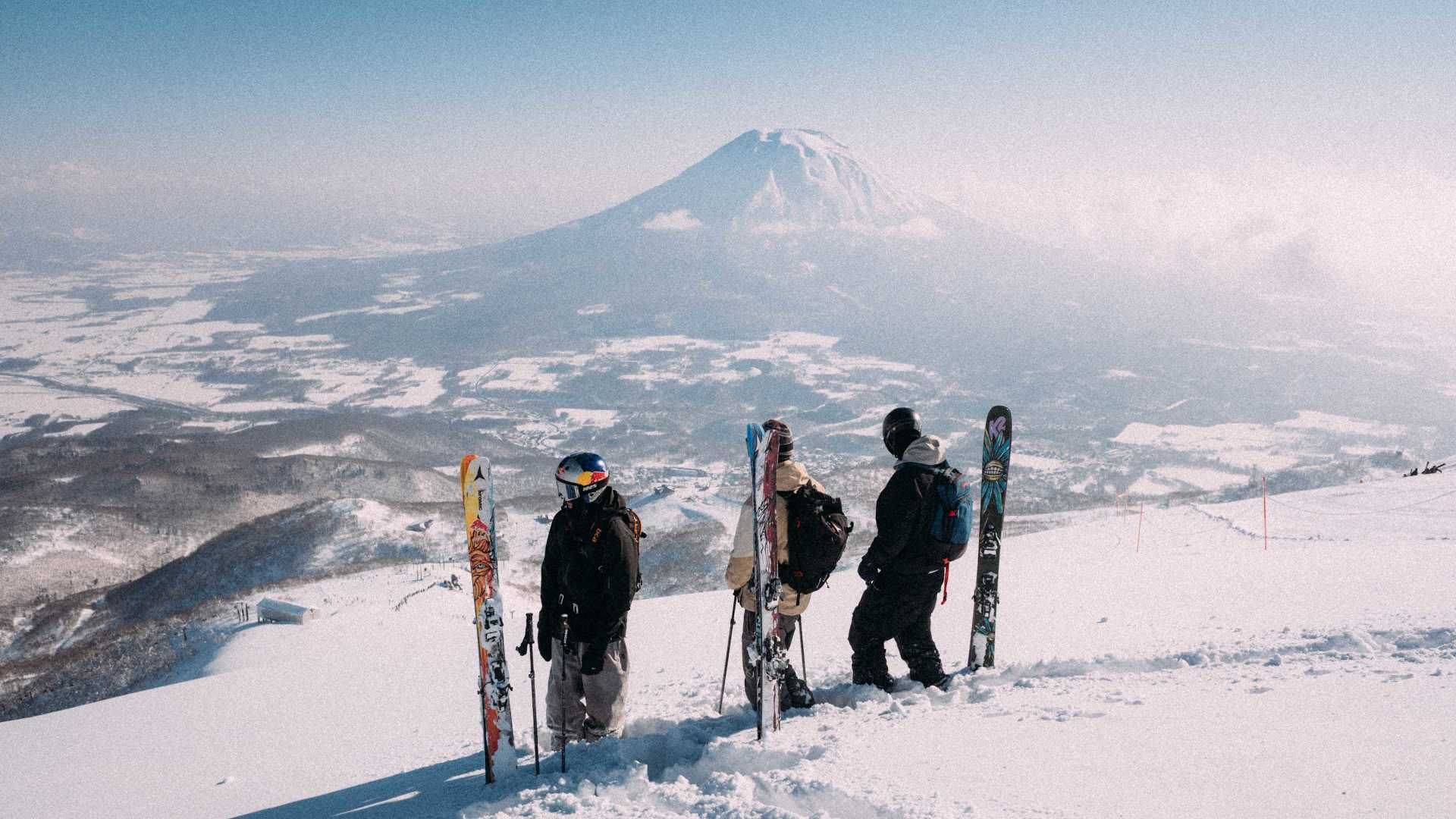 Wintersport: Freestyle-Skifahrer:innen in Japan