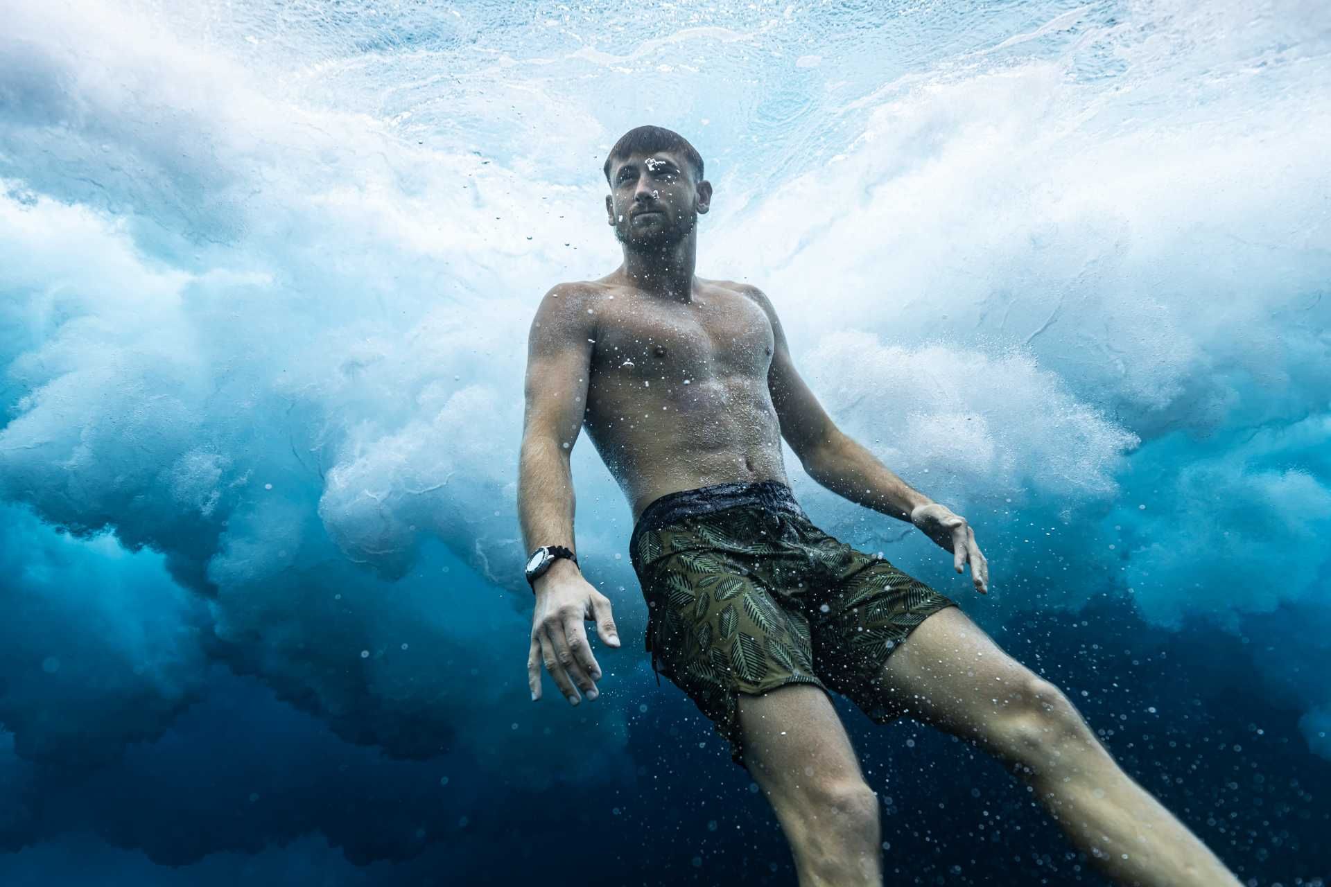 Against Gravity - Leon Glatzer sucht die besten Wellen