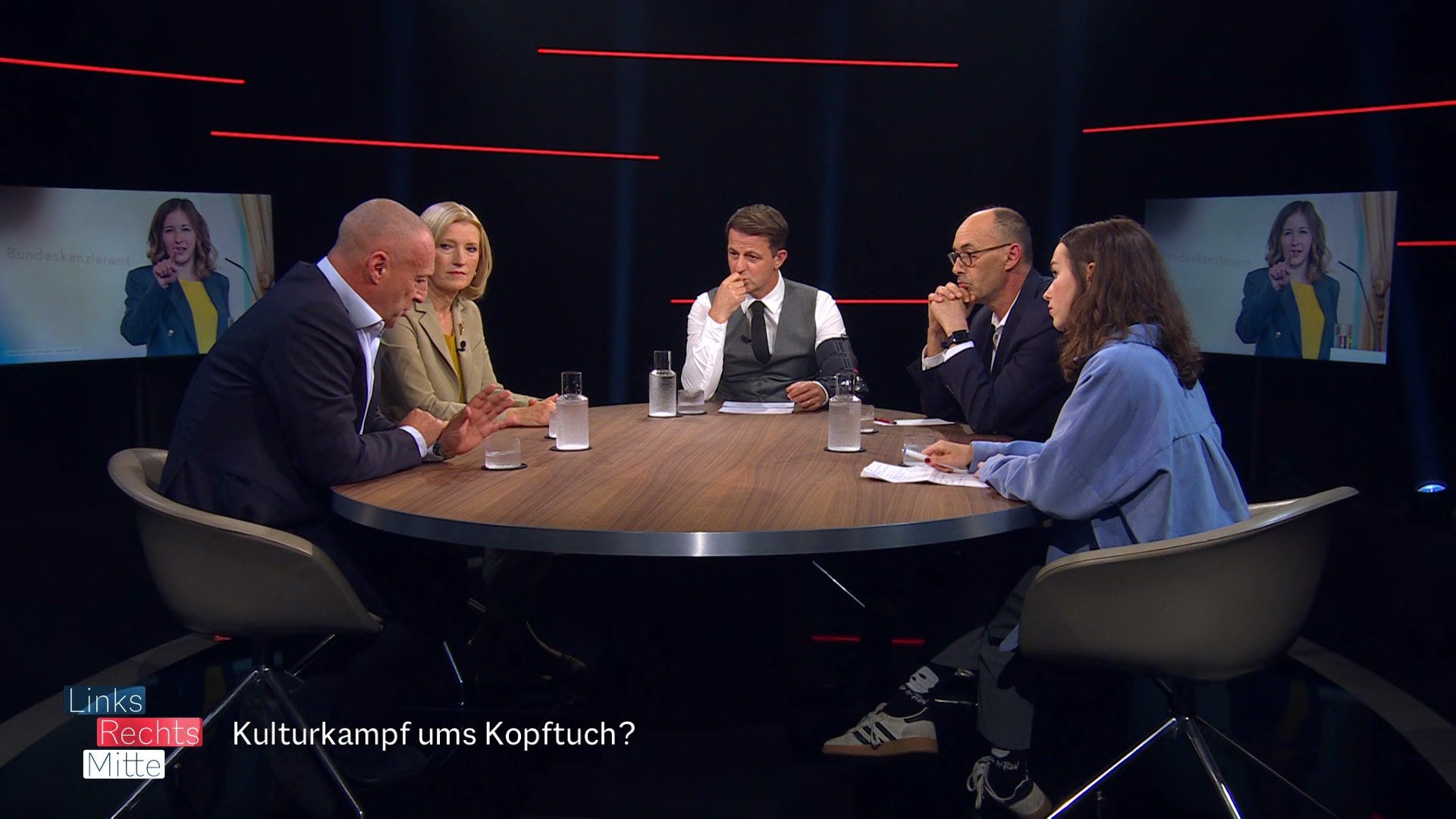 Kopftuch-Streit im Klassenzimmer: Schutz oder Bevormundung?