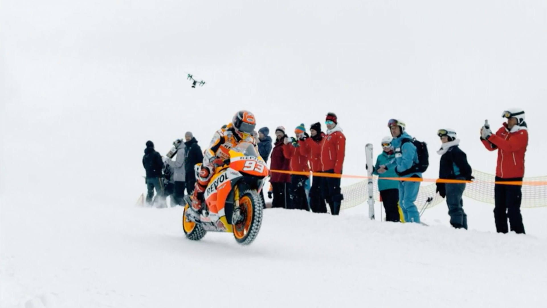 Die Clip Show: 65 Skydiverinnen auf Rekordjagd