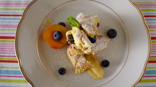 Schmatzo: Kaiserschmarrn mit Marillenröster und Apfelmus