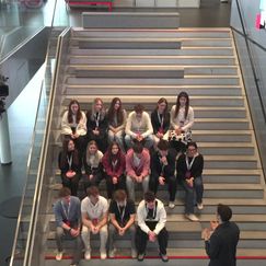 Jugendliche zum Alterslimit für Soziale Medien