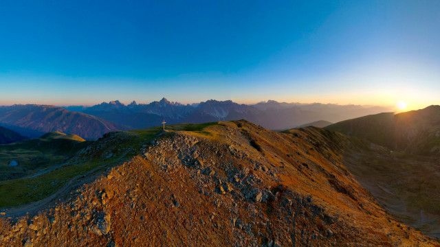 Land der Berge: Hoch und Heilig: Pilgerwege in den Bergen