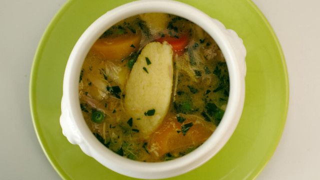 Schmatzo: Hühnersuppentopf mit Grießnockerln