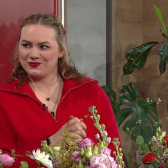 Meisterfloristin präsentiert Valentinstag-Sträuße