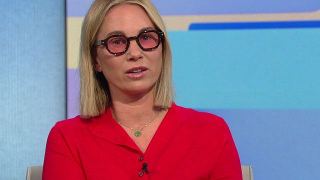 Hinter den Schlagzeilen: Karin Teigl: "Die sehen nur die Urlaube, die Taschen, die Spielerfrau"