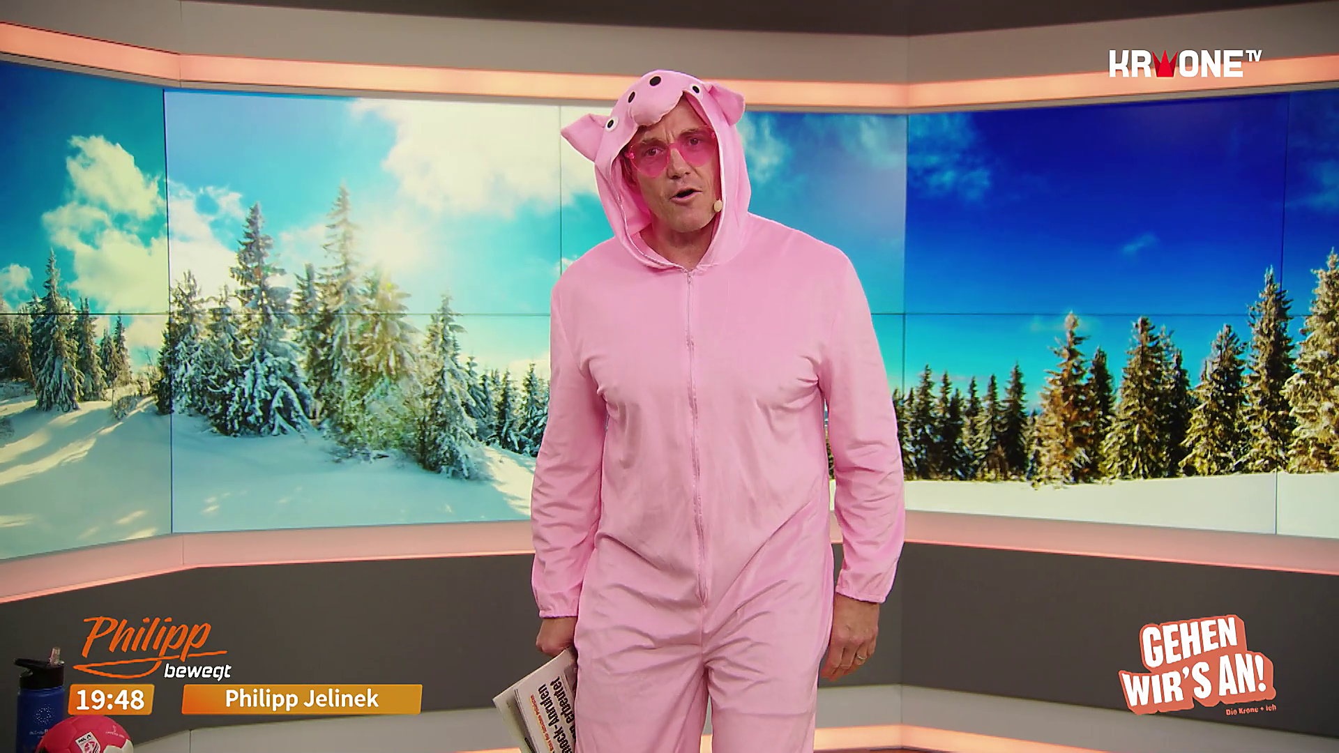 Bewegung am Faschingsdienstag: Schwein kapert krone.tv-Studio und Turnmatte