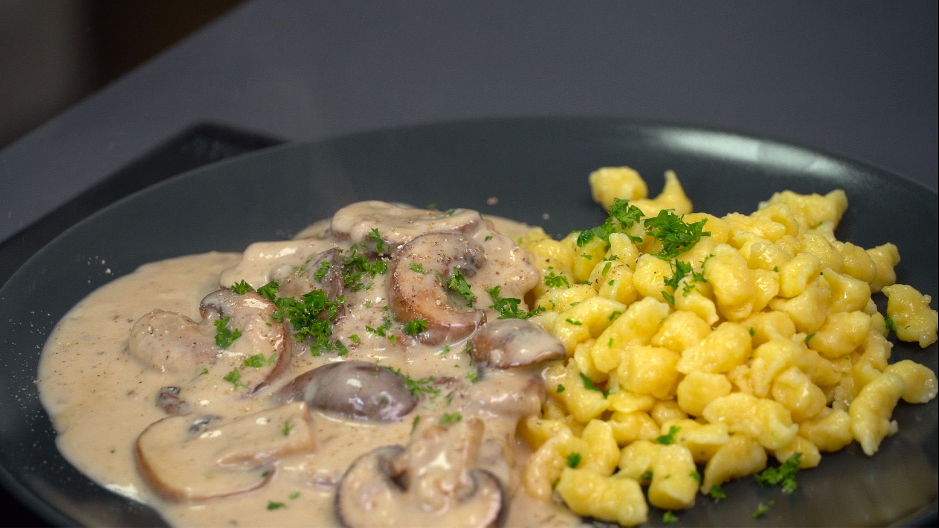 Jägerschnitzel oder Kalbsrahmschnitzel mit Spätzle