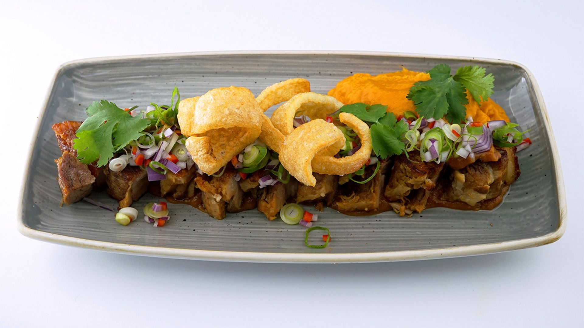 Pork Belly mit Spicy Miso Sauce und Süßkartoffelpüree