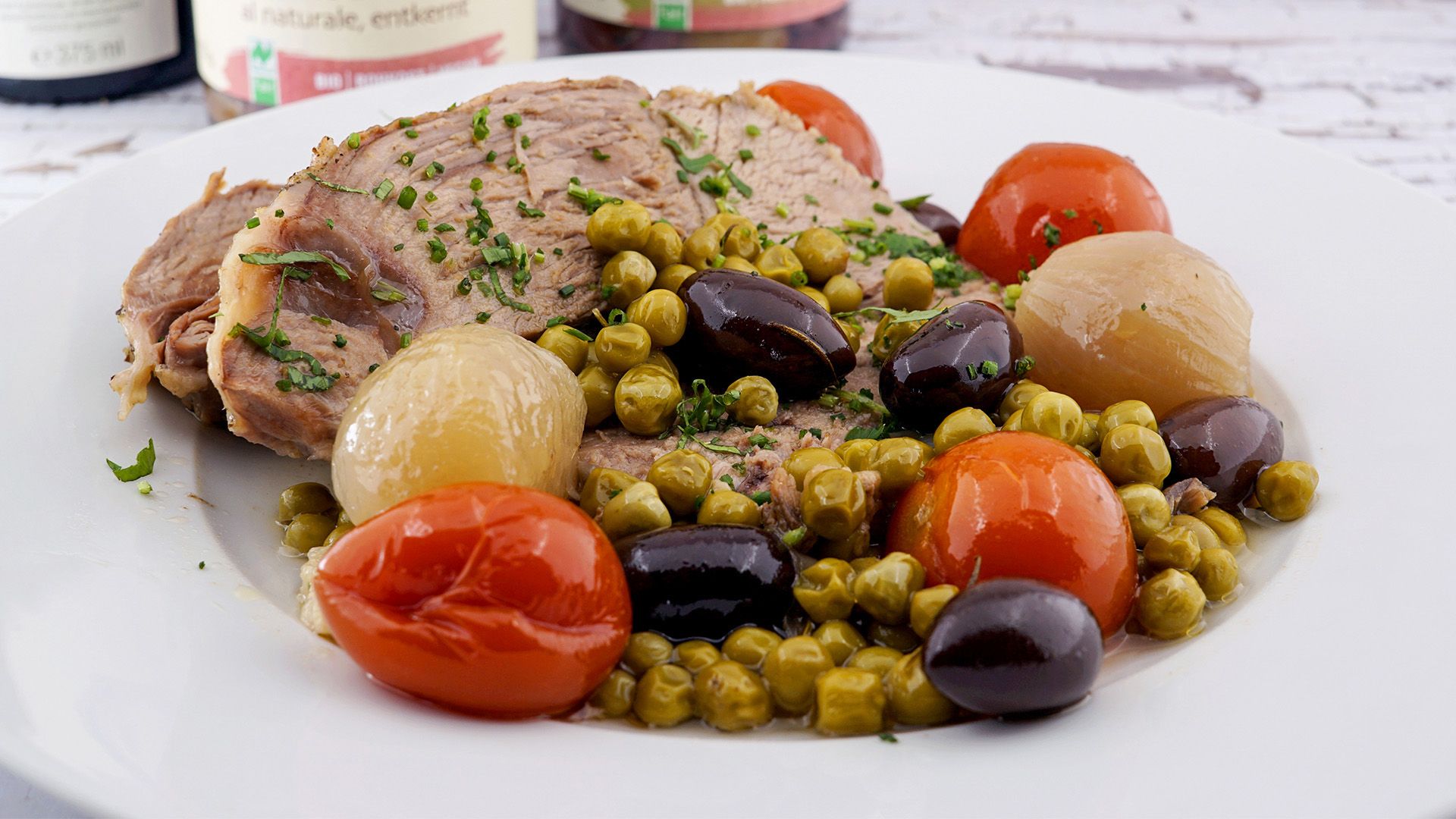 Geschmorte Lammkeule mit Oliven, Zwiebeln und Erbsen