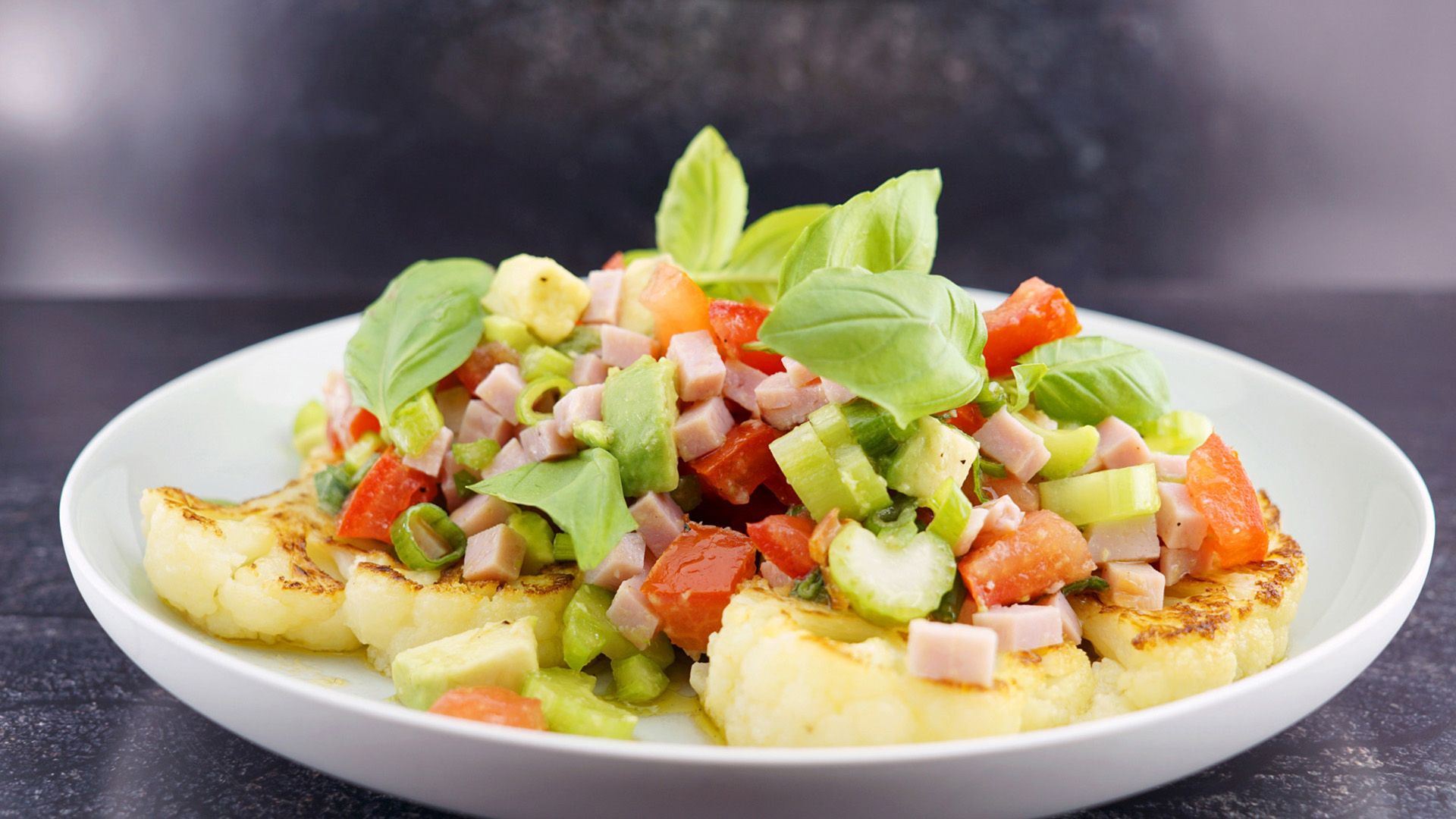 Gebratene Karfiolschnitzel mit Avocado-Schinken-Salat