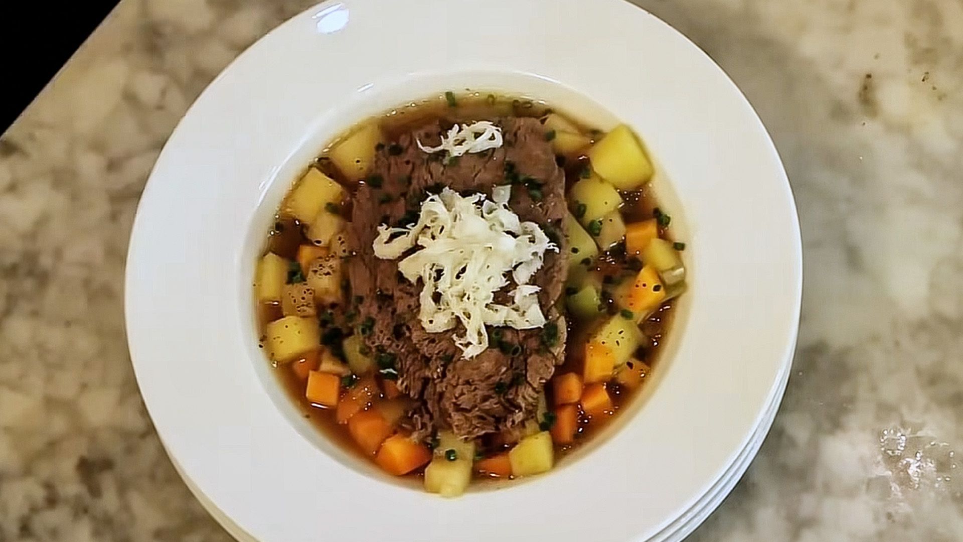 Gekochter Tafelspitz mit Bouillon-Kartoffeln