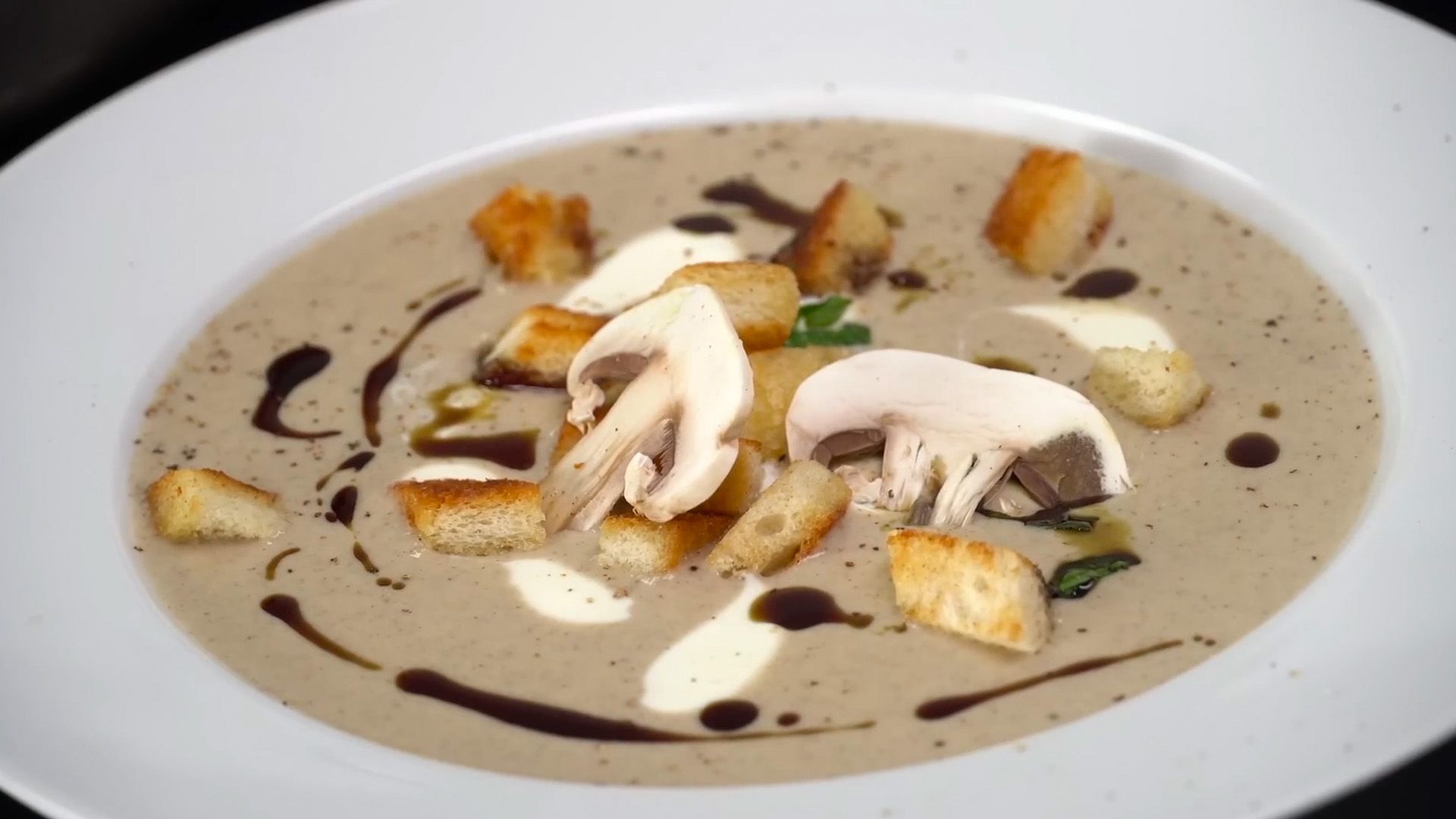 Champignonsuppe mit Bärlauch-Croûtons und Kernöl