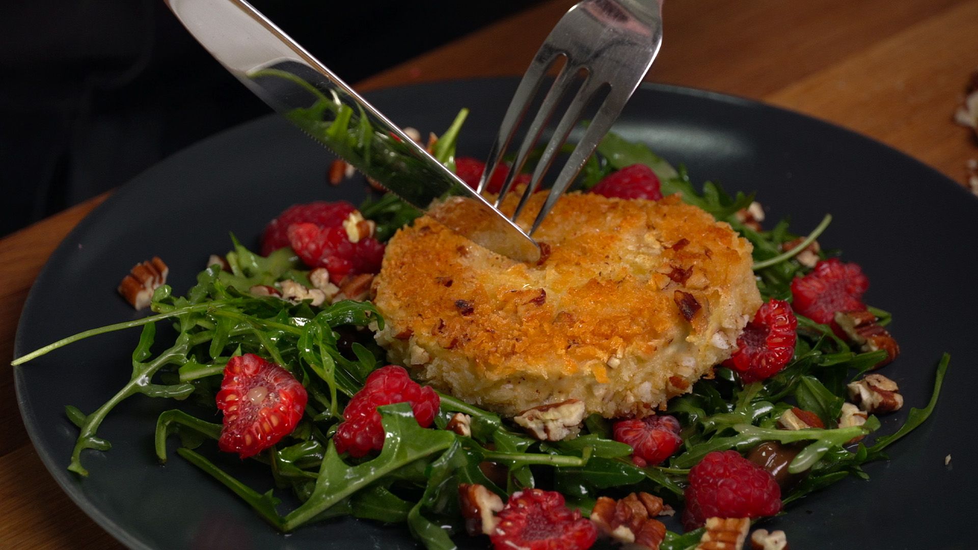 Gebackener Ziegenkäse im Nuss-knusper Mantel mit Himbeere und Rucola