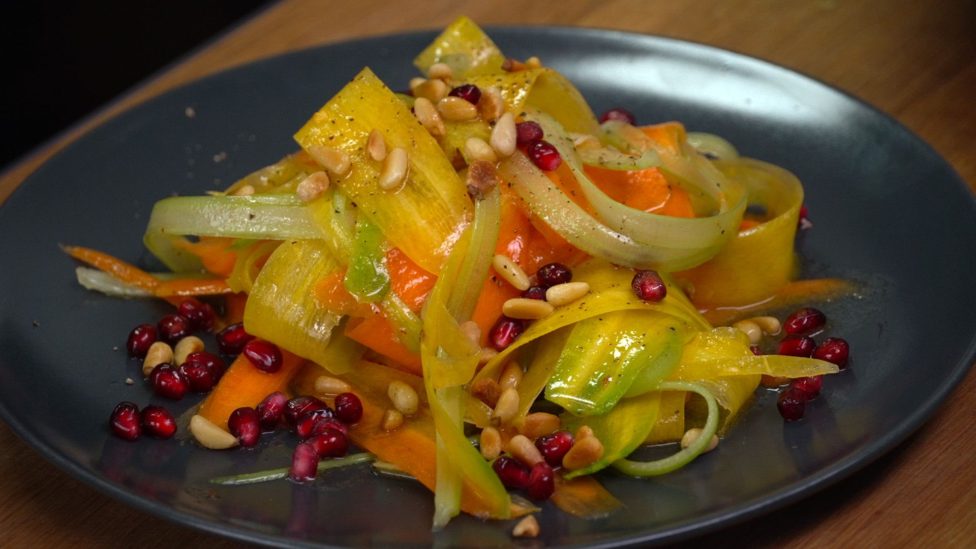 Blitzschneller Rohkostsalat mit Sesamdressing und Pinienkernen