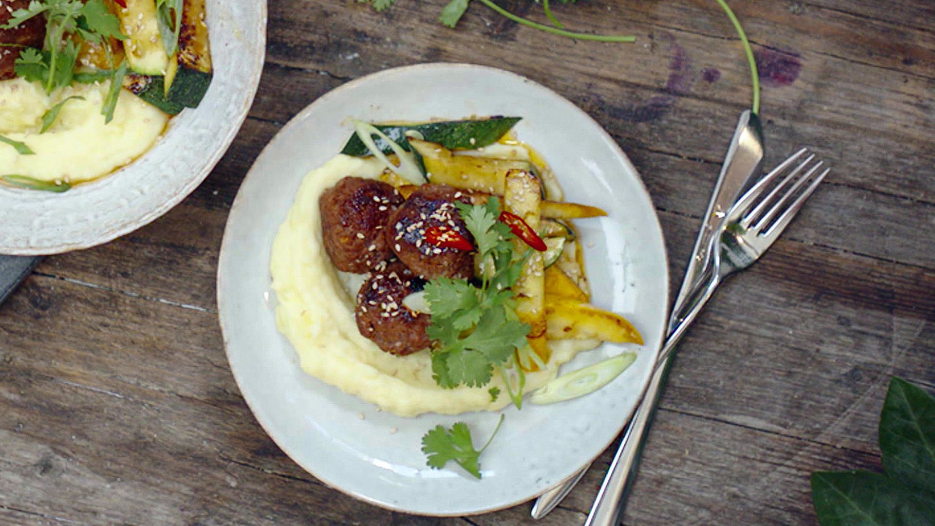 Fleischpflanzerl auf Kartoffelpüree mit Zucchini