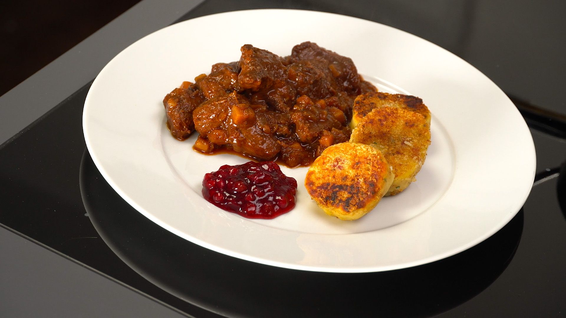 Rehragout mit Preiselbeeren und Kartoffeltalern