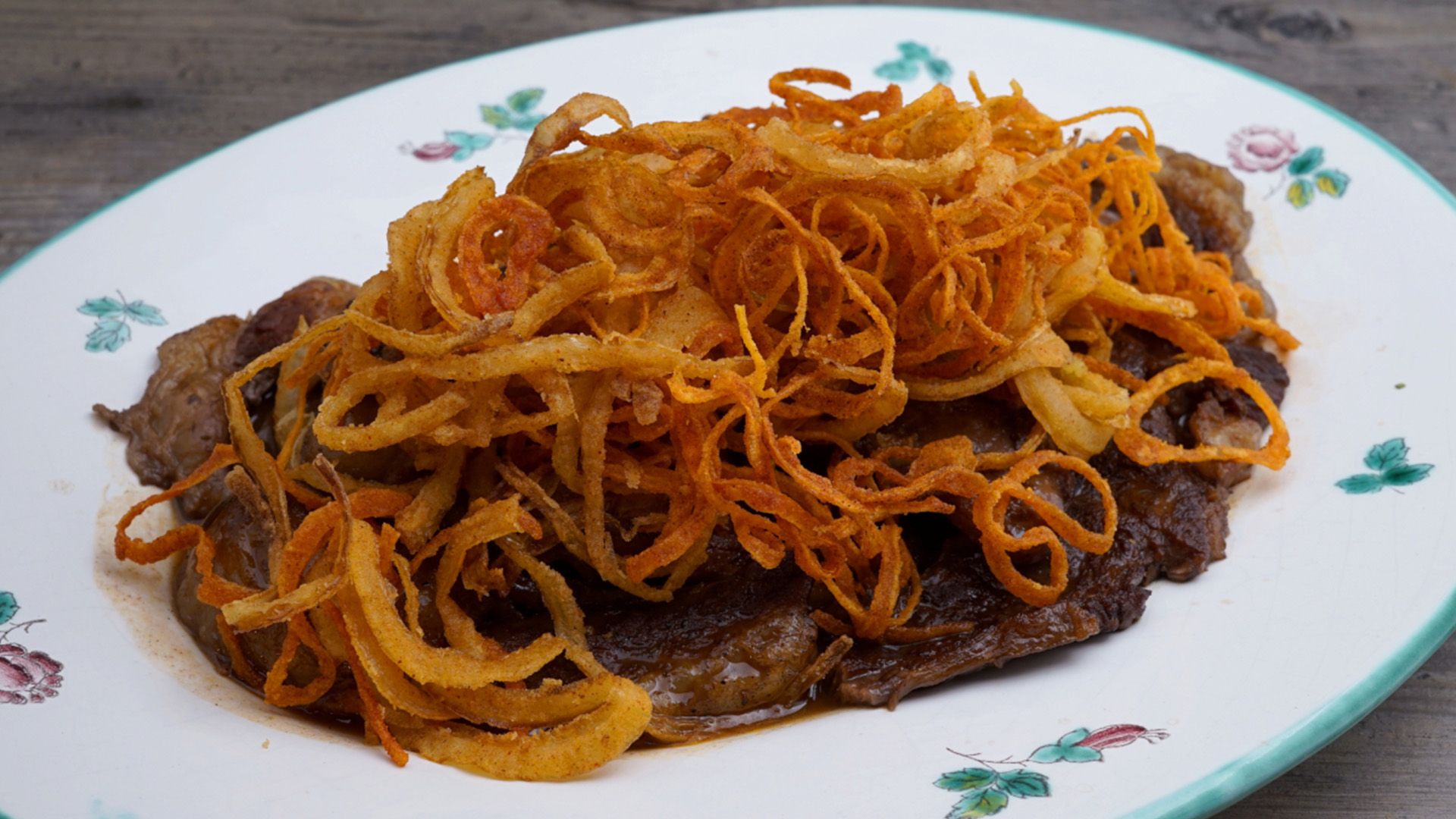 Geschmorter Zwiebelrostbraten mit Rosmarin-Bratkartoffeln