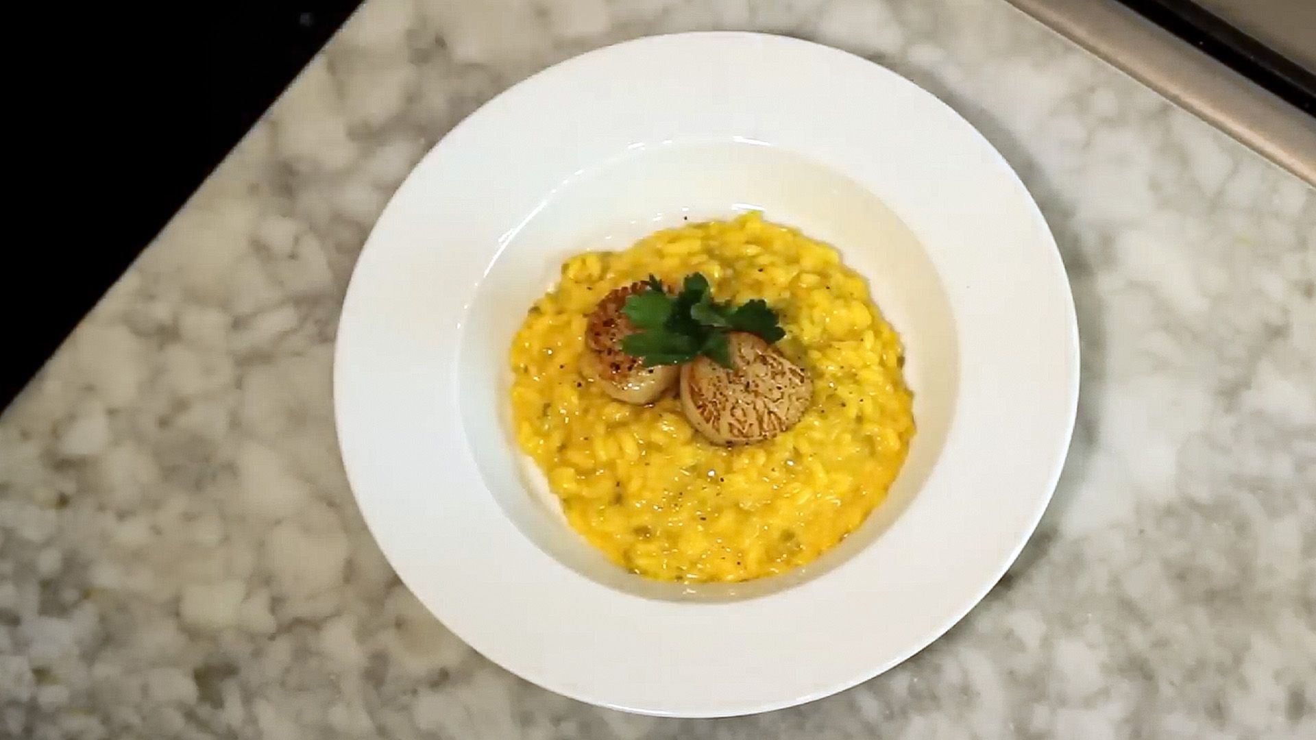 Safran Risotto mit gebratenen Jakobsmuscheln